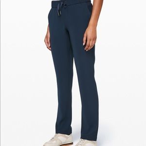 LULULEMON ON THE FLY NAVY~Size 4